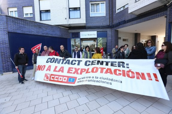 La concentración de delegados celebrada ayer ante la empresa avilesina. 