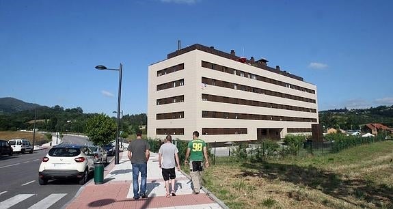 Un edificio con las pocas viviendas que hay en La Lloral. 