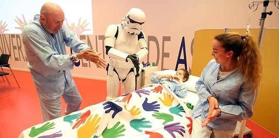 Pompas galácticas en el HUCA para el Día de la Higiene de Manos