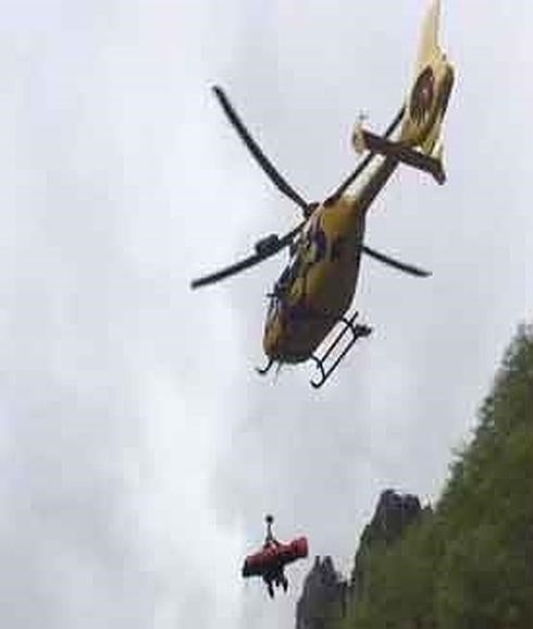 Helicóptero del Principado en el operativo de rescate.