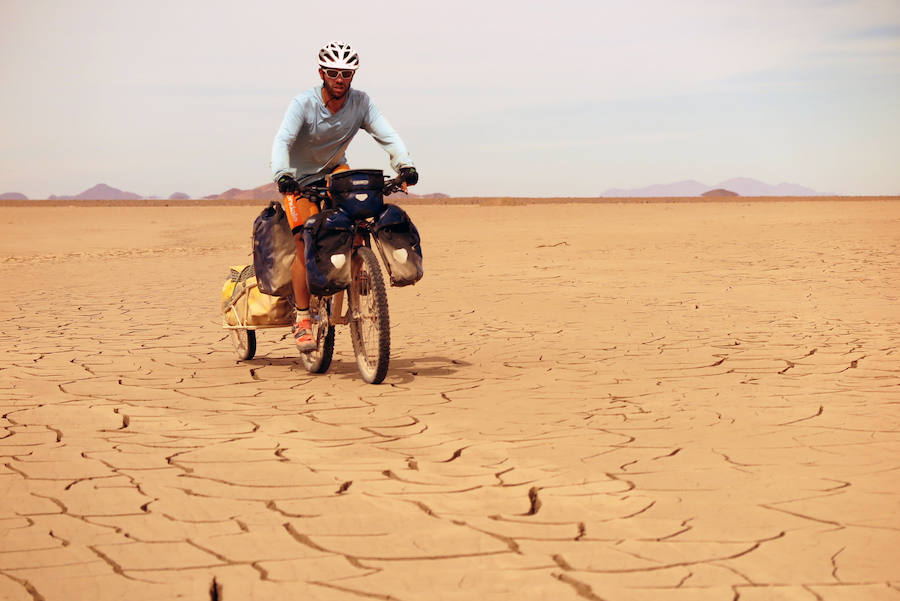 El ciclista 'Juan Sin Miedo', durante la travesía.