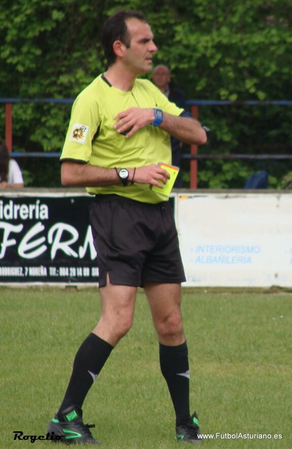 El colegiado Muñoz Suárez, en el partido Condal-Colunga del pasado sábado. 