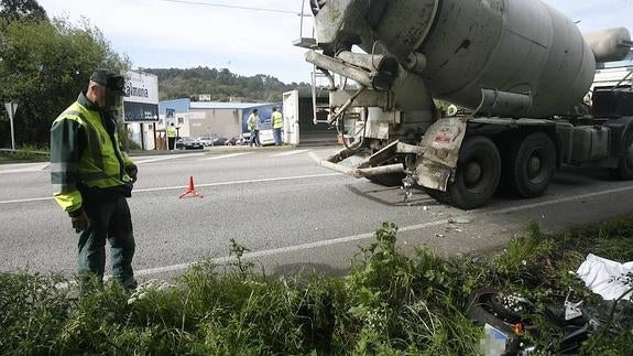 La hormigonera contra la que chocó la víctima y, en la cuneta, la moto.