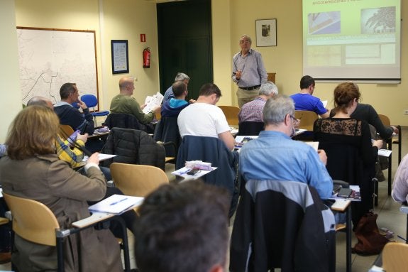 Ricardo Sánchez Gozalo imparte el curso de especialización de documentación falsificada, en la Comisaría de Policía. 