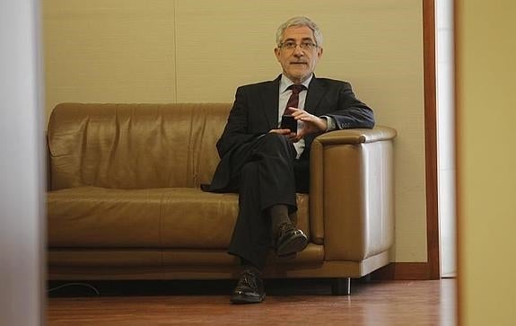 Gaspar Llamazares, en un descanso durante un pleno en la Junta.