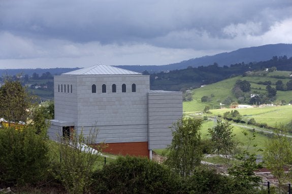Vista general de la nueva cubierta del mosaico de Veranes, dotada de una piel de zinc y con una zona cubierta para la entrada de visitas. 