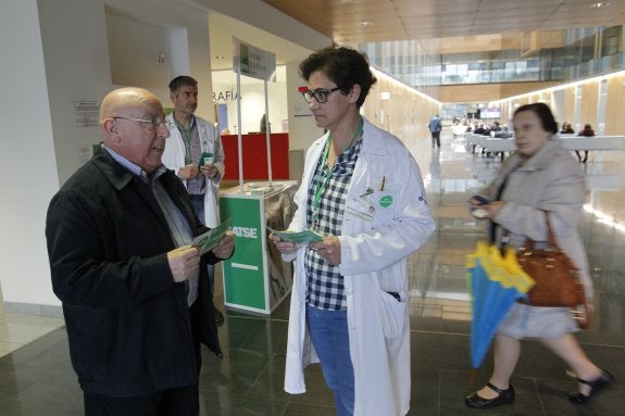 Profesionales de enfermería celebraron ayer su día con diversos actos, uno de ellos, en el HUCA. 