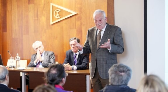 Rafael González Crespo durante la charla en el Club de Tenis. 