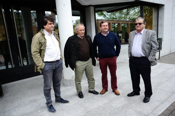 Alejandro Suárez, Benigno González, Fernando Díaz Rañón y Luis Álvarez, ayer, a las puertas de la sede federal de Izquierda Unida en Madrid. 