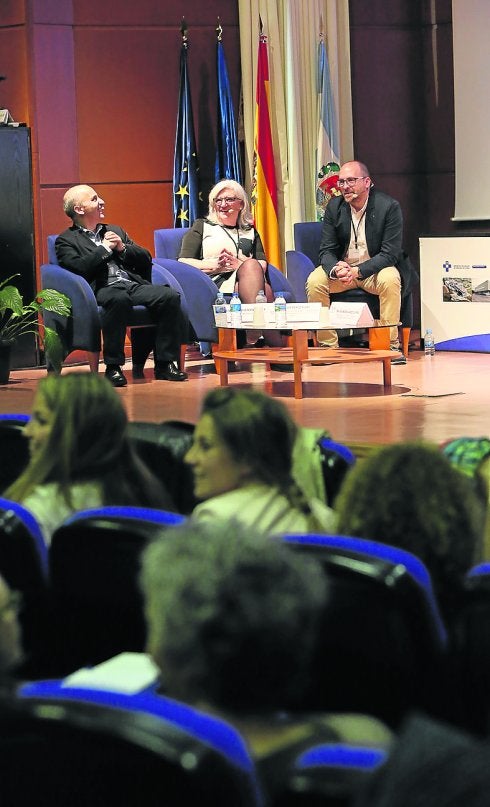 Javier Pérez Rivas, Rosario Fernández Flórez y Serafín Fernández Salazar, ayer en el San Agustín. 