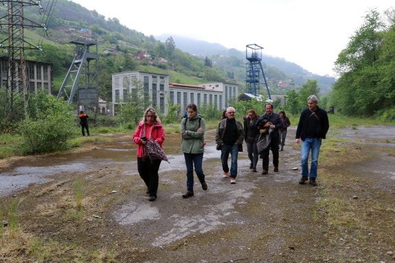 Soto (a la derecha) y Molina (a su lado) guían la visita por el exterior del pozo Santa Bárbara de Turón. 