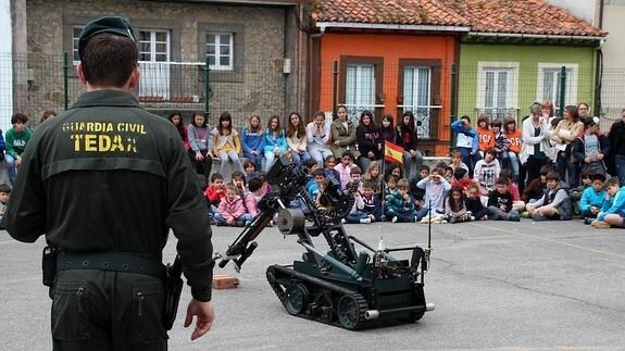 Los escolares de La Canal de Luanco disfrutan con los ejercicios de exhibición de la Guardia Civil