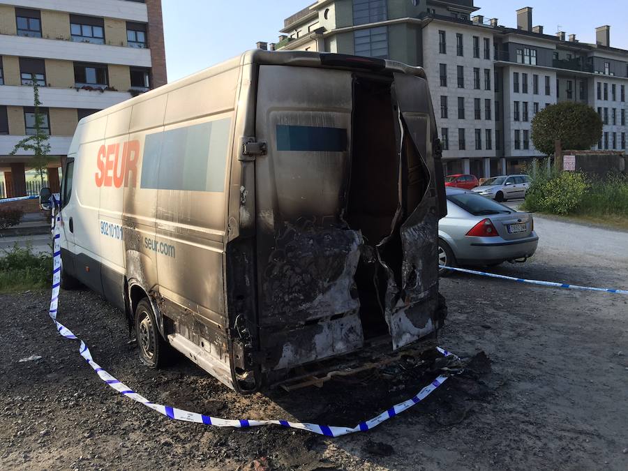 Queman una furgoneta y una caseta de labranza en Lugones