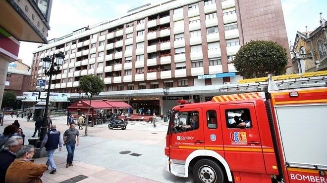 El incendio de Oviedo se produjo en las inmediaciones del Centro Comercial Salesas. 