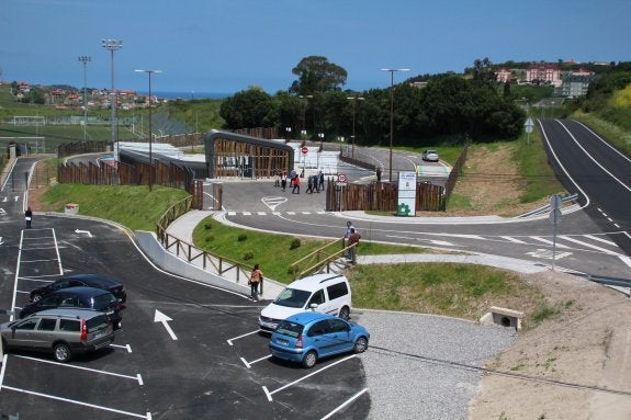 Vista de las nuevas instalaciones, con el aparcamiento de vehículos en primer término. Al fondo, en el centro, edificio de oficinas. Detrás, están los distintos tipos de contenedores. 