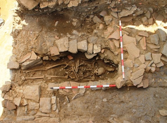 Tumba con los restos óseos de un varón, datados entre los años 1020 y 1155. 