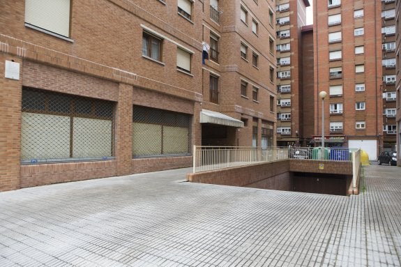 Garaje de la calle del Dos de Mayo, en El Natahoyo, donde robaron en la madrugada de ayer. 