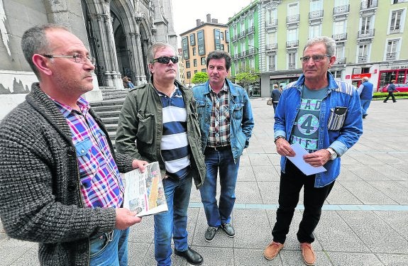 Francisco Gallardo, Carlos Martínez, Víctor Calota y Jesús Ramón Rodríguez, ayer en Sabugo. 