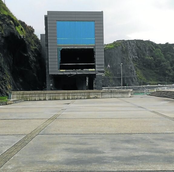 Infraestructuras asegura que adecuar la explanada del museo costaría dos anualidades del presupuesto para puertos en Asturias. 