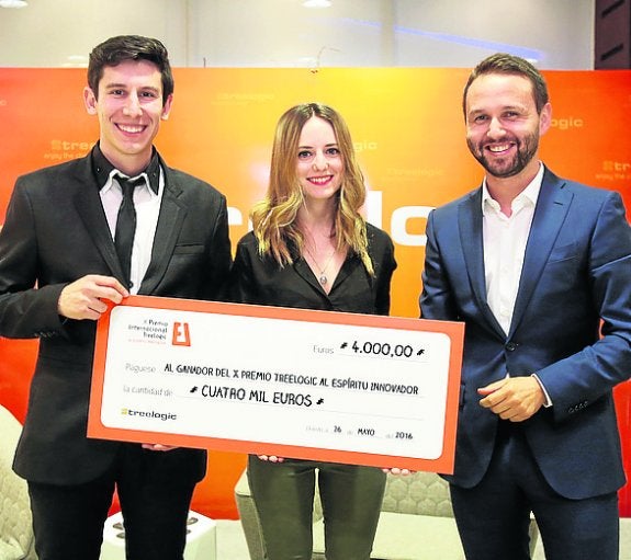 Sergio García (derecha) entrega el premio. 