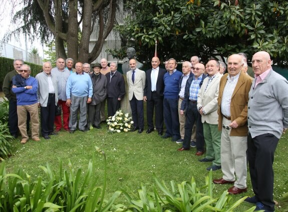 Antonio Corripio, en el centro, con los veteranos del Grupo durante el homenaje floral a los socios fallecidos. 