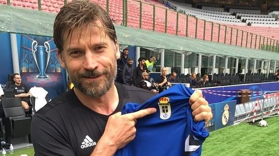 El actor Nikolaj Coster-Waldau, con la elástica del Real Oviedo.