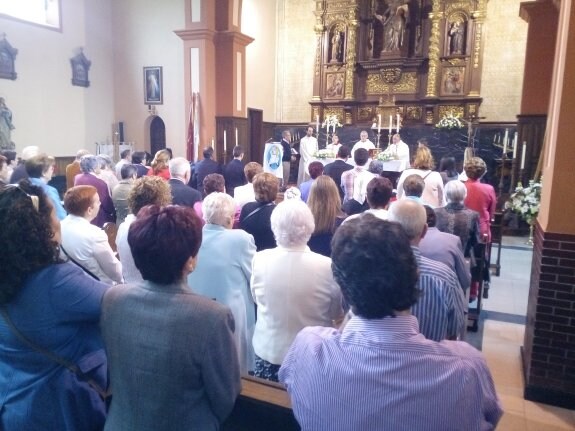 Un instante de la misa celebrada ayer en Villamayor. 