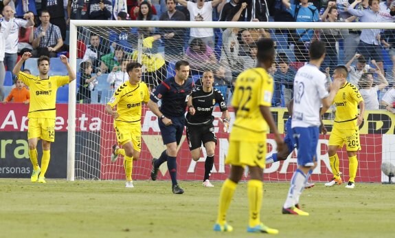Los jugadores del Real Oviedo protestan al árbitro el gol de Guitián que, a la postre, supuso la derrota de los                   carbayones en La Romareda. 