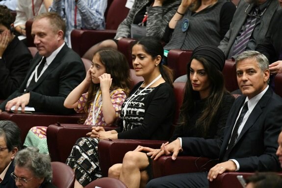 Salma Hayek con su marido y su hija y Clooney con su mujer.