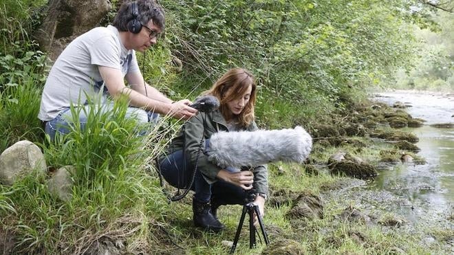 Ángel González y Eugenia Tejón graban junto al Nalón. 