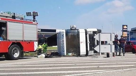 El vuelco de un camión en la rotonda de Tremañes complica el tráfico en la AS-19