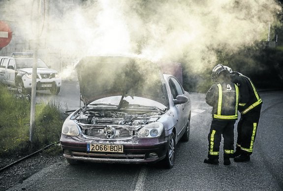 Espectacular incendio de un coche en la AS-I