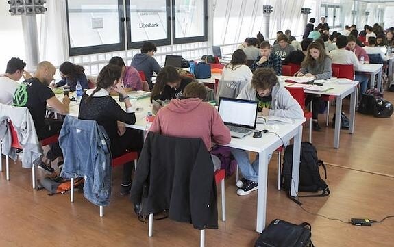 La sala de estudios del Grupo está estos días a rebosar de bachilleres preparando la PAU. 