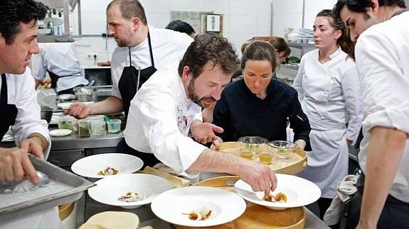 Nacho Manzano ultima un servicio en la cocina de Casa Marcial, su restaurante con dos estrellas Michelin en La Salgar, Parres. 