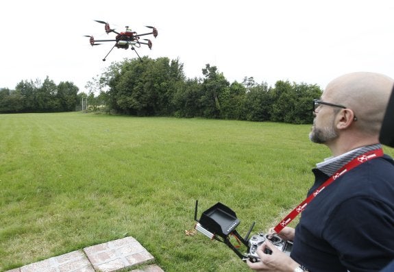 Manés Fernández pilota un dron en la parcela acotada para estas aeronaves en el campus de Gijón. 