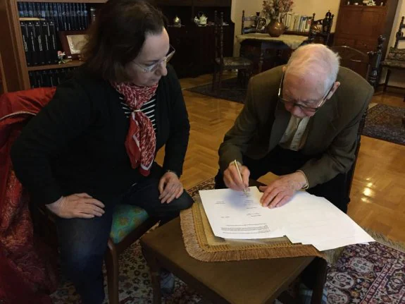 Begoña Piñeiro y Tadeus Malinowsky, durante la firma del acuerdo de cesión. 