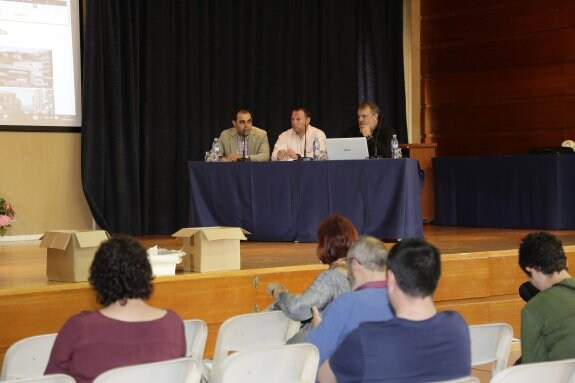 Representantes de UPTA y Aritur, ayer en Ribadesella. 