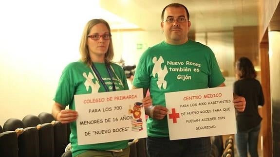Cristina García y Óscar Martínez, vocal y secretario de la asociación de vecinos de Nuevo Roces, ayer en la Junta General.