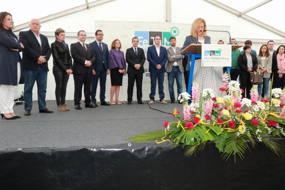 María Teresa Mallada, presidenta de Hunosa, inaugura la feria, flanqueada por los alcaldes de los veinte ayuntamientos presentes y representantes del Principado de Asturias. 