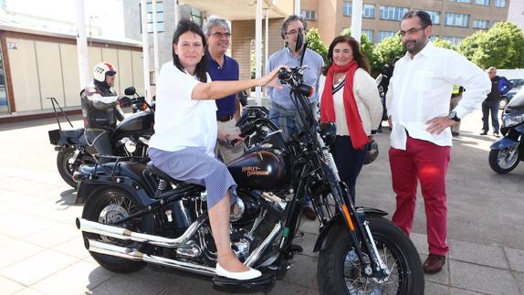 Susana López Ares en el encuentro con aficionados a las motos.