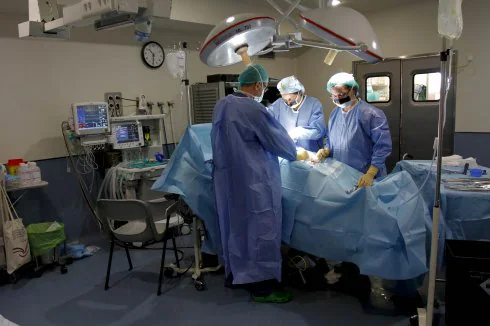 Una intervención quirúrgica en el Hospital Universitario San Agustín. 