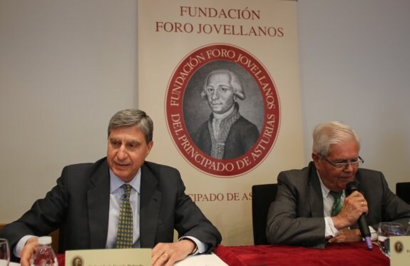 José Luis García Delgado, ayer, junto al presidente del Foro Jovellanos, Ignacio García-Arango.
