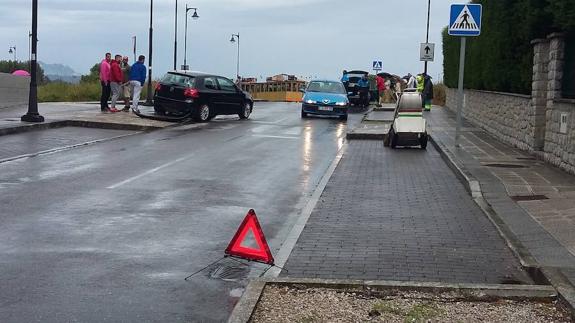 Aparatoso accidente en la avenida de las Gaviotas, en el final de la salida de Llanes hacia Poo.