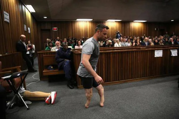 Oscar Pistorius muestra al tribunal su debilidad cuando se quita las prótesis de carbono que le han hecho millonario.