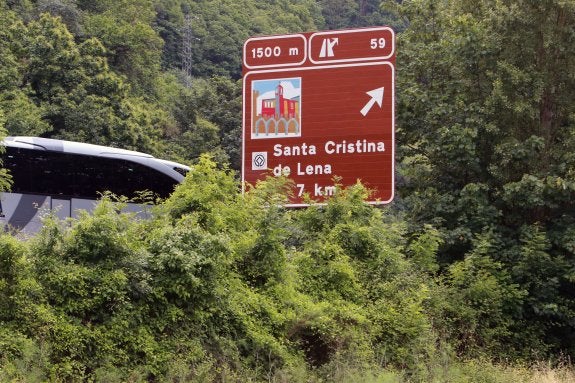 Una de las señales instaladas en Lena en sentido a León. 