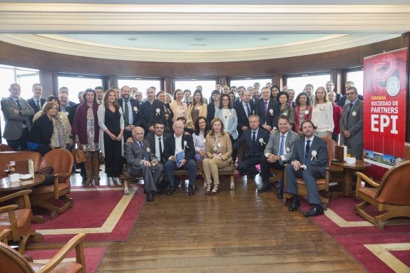 Los representantes empresariales posaron al final de la jornada para la foto de familia en los salones del Club de Regatas donde tuvo lugar el encuentro. 