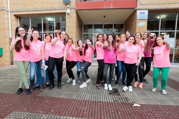 Alumnas y profesoras del IES Piles que participarán, junto a varias exalumnas, en la carrera. 