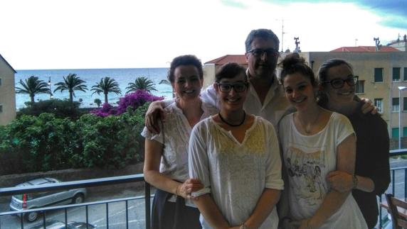 Vicky con su marido, Andrea, y sus hijas, Francesca, Cristina y Claudia.