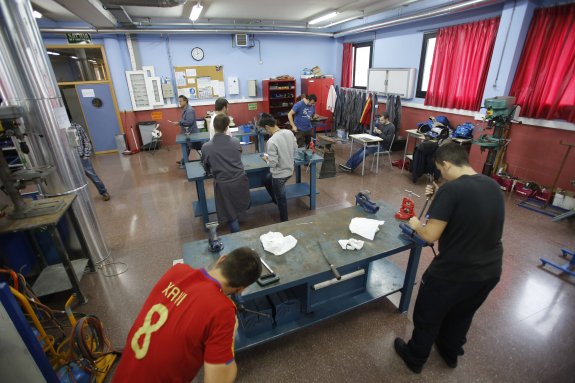 Alumnos del Centro Integrado de Formación Profesional de Mantenimiento, en Valnalón, en unas clases prácticas en el taller. 