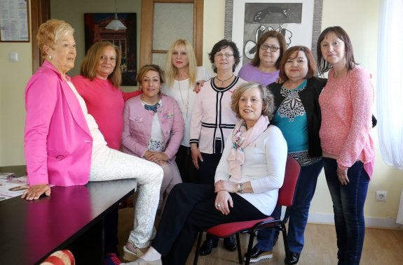 De izquierda a derecha,  Lupe Vega, Marián Alonso, Mila González, Chari Baltanás, Maribel López, Carmen de Gainza, Áurea Fernández y Geno Álvarez. Sentada ante ellas, Mati Prado Dorado. Todas socias y colaboradoras de la Casa de la Vida. 